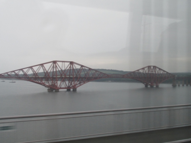 Soube que estava chegando em Edimburgo ao atravessar a Forth Bridge.